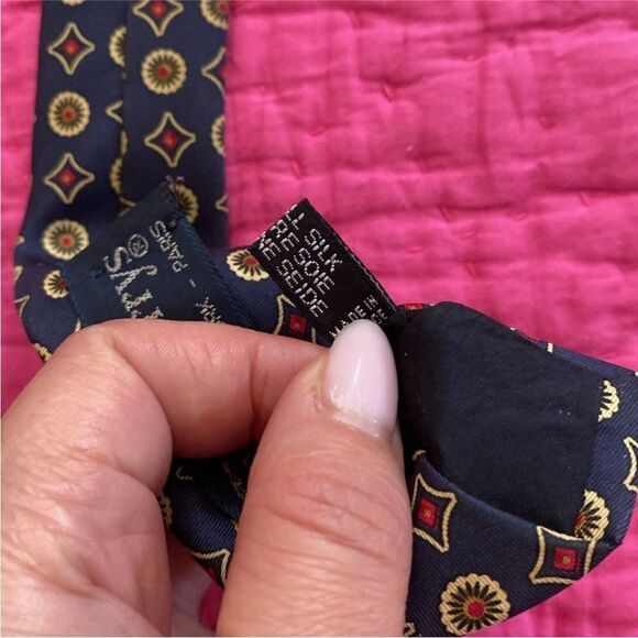 Burberry 100% silk Elegant Patterned Tie - Picture 4 of 5